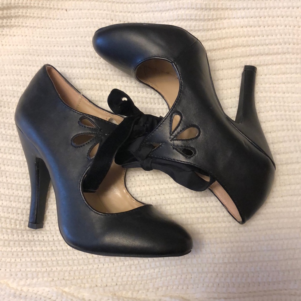 Black closed toe size 6 heels with velvet tie